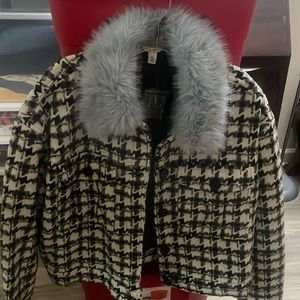 Black and white houndstooth pattern coat with a blue fur collar